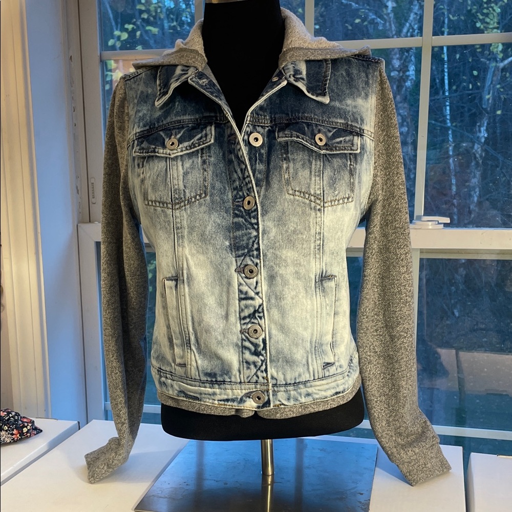 LEI Denim Jacket has a built in gray hoodie sweatshirt. Size Large Jr